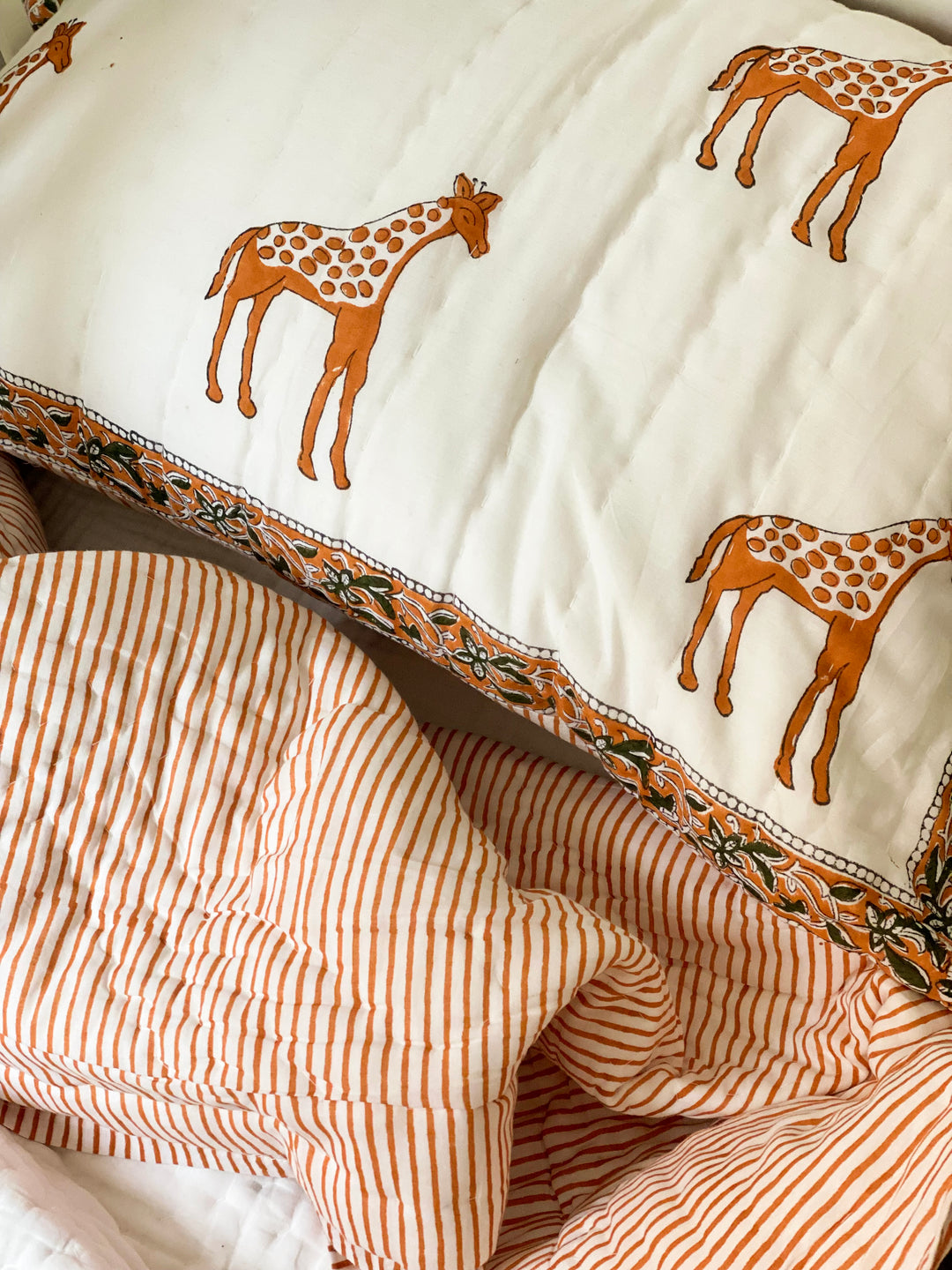 Giraffes quilt & pillow ~ Jorgan dhe këllëf